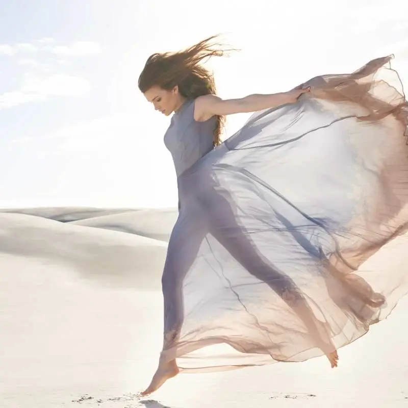 PureTheta - ThetaHealing ® Intuitive Anatomie - Frau mit wehendem Rock im Sand