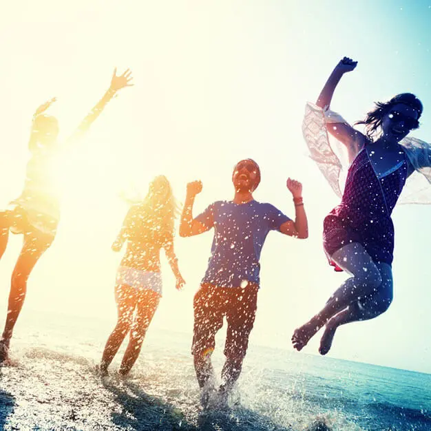 PureTheta - ThetaHealing Du & dein innerer Kreis - Menschen springen am Strand