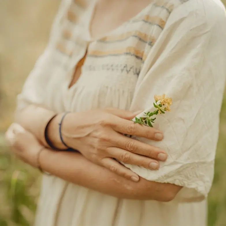 PureTheta - ThetaHeling Pflanzen Seminar - Frau mit Blume