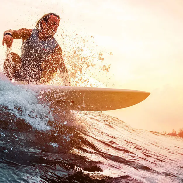 PureTheta - ThetaHealing® - Du und die Schöpfung - Mann auf Surfbrett im Wasser