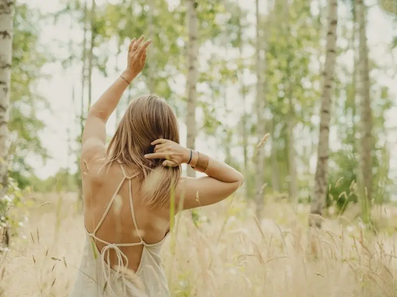 ThetaHealing® Pflanzen - Frau im Sommerkleid in der Natur