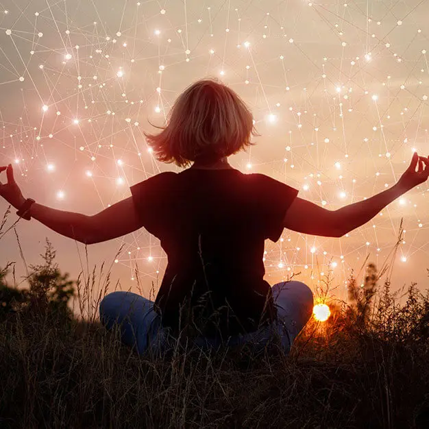 PureTheta - ThetaHealing® - DNA 3 - Frau meditierend auf einer Wiese