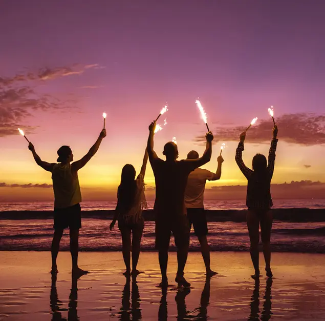 PureTheta - Glaubenssätze erkennen und auflösen - Menschen mit Fackeln am Strand